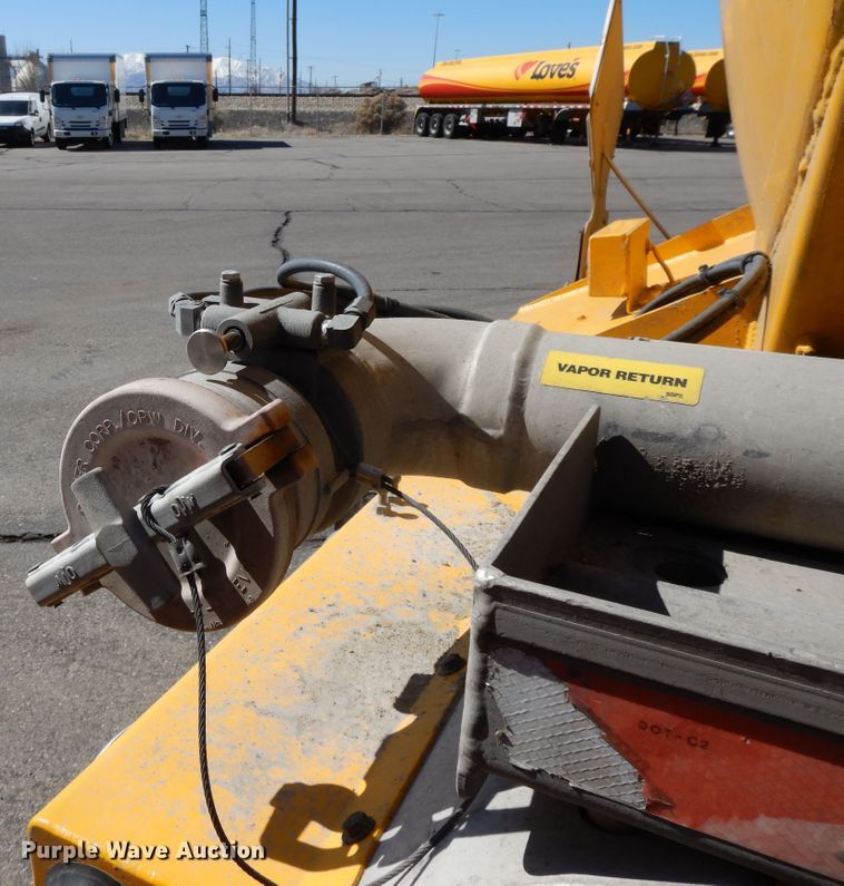 image for item GH9012 2004 Beall BATT-58-2-SB tank trailer