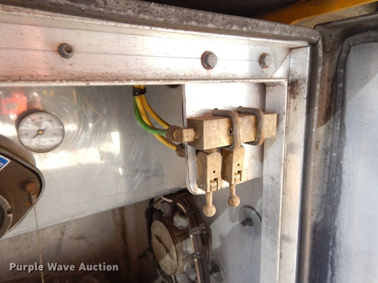 image for item GH9012 2004 Beall BATT-58-2-SB tank trailer