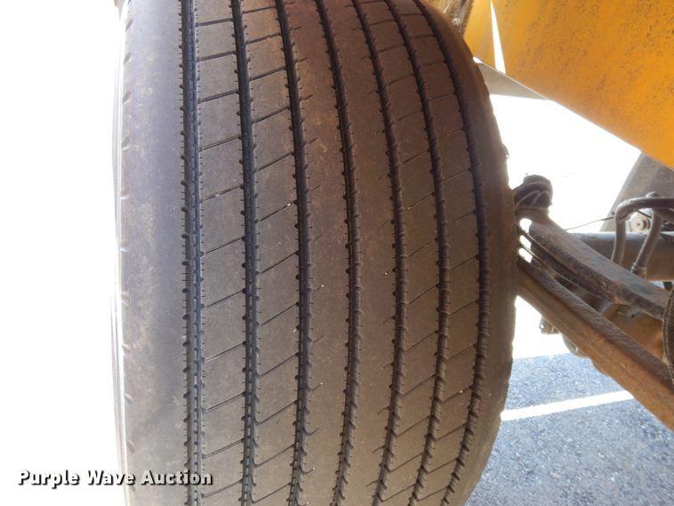 image for item GH9012 2004 Beall BATT-58-2-SB tank trailer