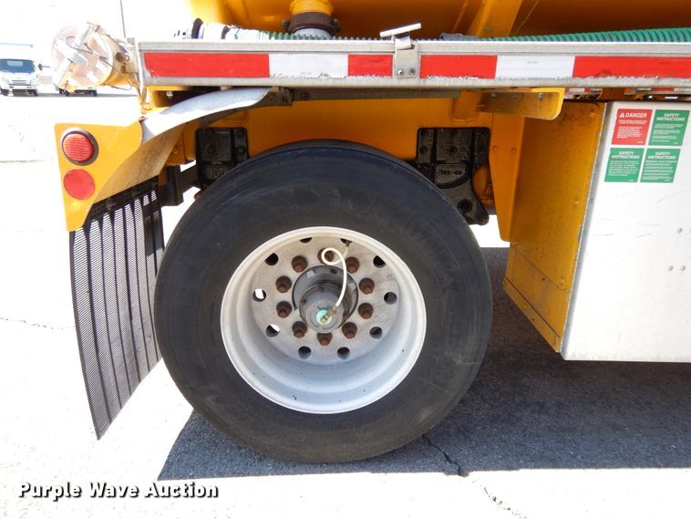 image for item GH9014 2003 Beall BATT-50-2SB tank trailer