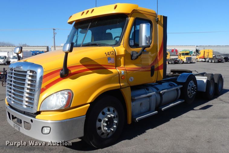 image for item GH9015 2017 Freightliner Cascadia 125 semi truck