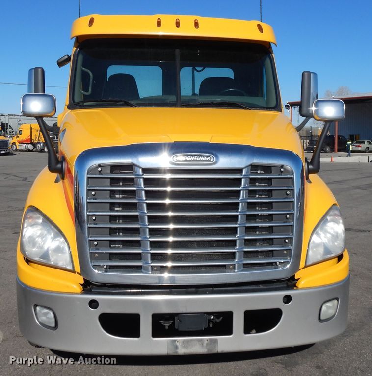image for item GH9015 2017 Freightliner Cascadia 125 semi truck