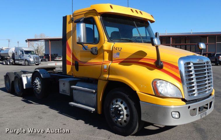 image for item GH9015 2017 Freightliner Cascadia 125 semi truck