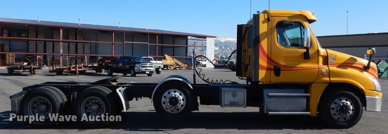 image for item GH9015 2017 Freightliner Cascadia 125 semi truck