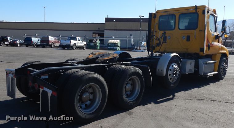 image for item GH9015 2017 Freightliner Cascadia 125 semi truck