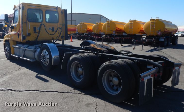 image for item GH9015 2017 Freightliner Cascadia 125 semi truck