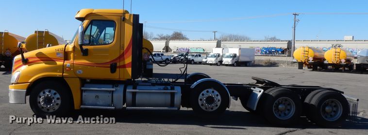 image for item GH9015 2017 Freightliner Cascadia 125 semi truck