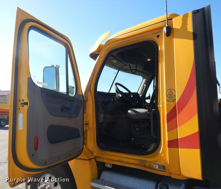 image for item GH9015 2017 Freightliner Cascadia 125 semi truck