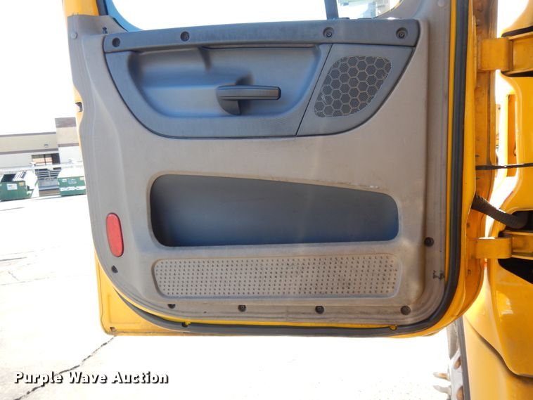 image for item GH9015 2017 Freightliner Cascadia 125 semi truck