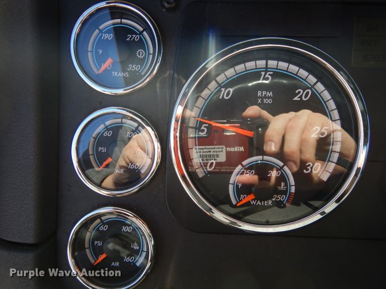 image for item GH9015 2017 Freightliner Cascadia 125 semi truck