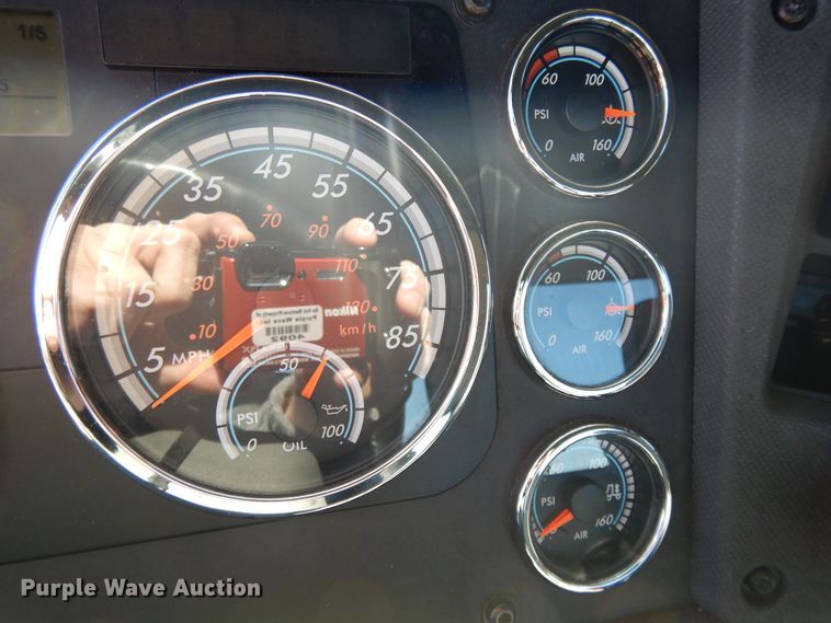 image for item GH9015 2017 Freightliner Cascadia 125 semi truck