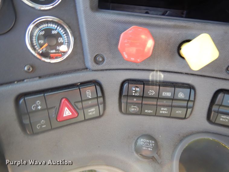 image for item GH9015 2017 Freightliner Cascadia 125 semi truck