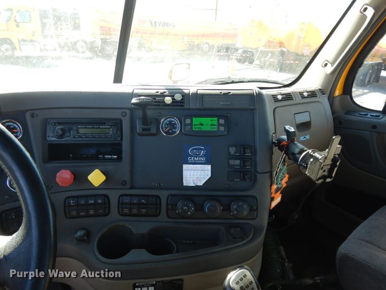 image for item GH9015 2017 Freightliner Cascadia 125 semi truck