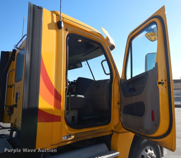 image for item GH9015 2017 Freightliner Cascadia 125 semi truck