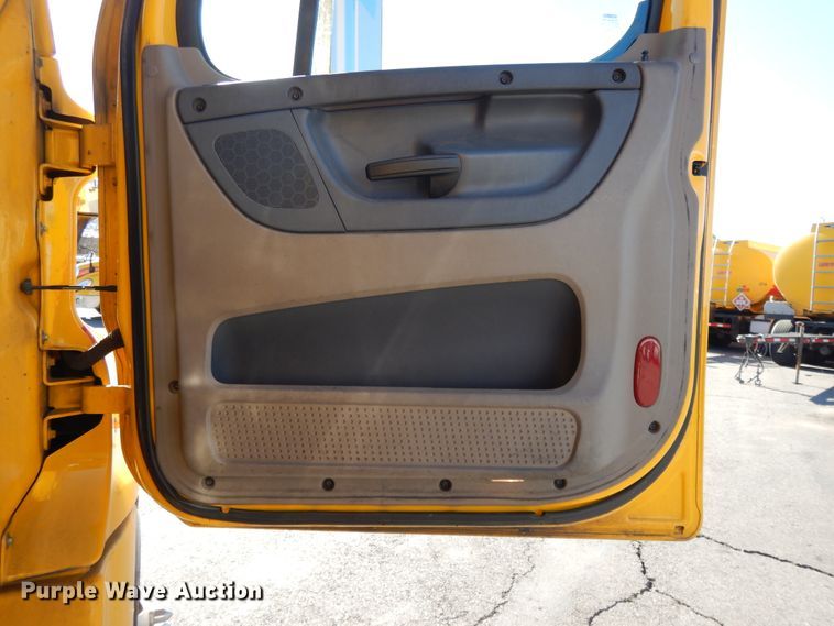 image for item GH9015 2017 Freightliner Cascadia 125 semi truck