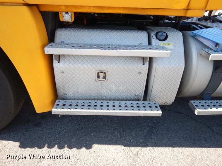 image for item GH9015 2017 Freightliner Cascadia 125 semi truck