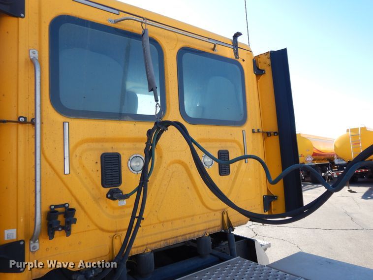 image for item GH9015 2017 Freightliner Cascadia 125 semi truck