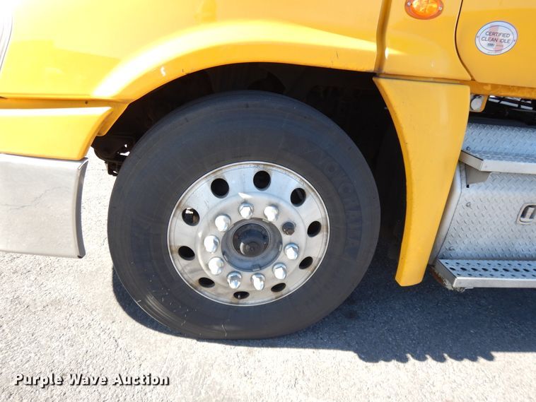 image for item GH9015 2017 Freightliner Cascadia 125 semi truck