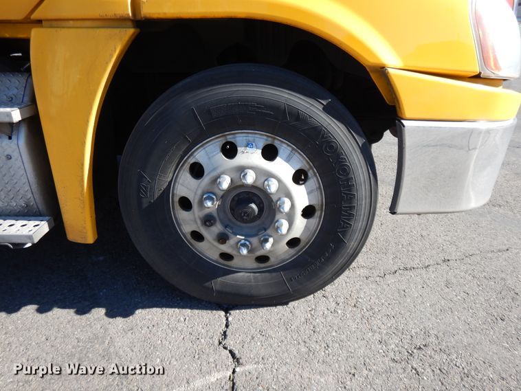 image for item GH9015 2017 Freightliner Cascadia 125 semi truck