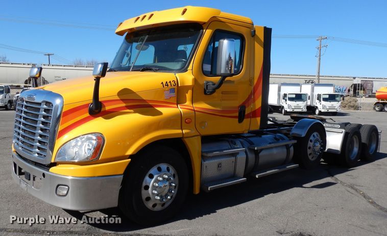 image for item GH9016 2017 Freightliner Cascadia 125 semi truck