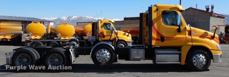 image for item GH9016 2017 Freightliner Cascadia 125 semi truck