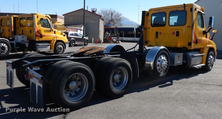 image for item GH9016 2017 Freightliner Cascadia 125 semi truck