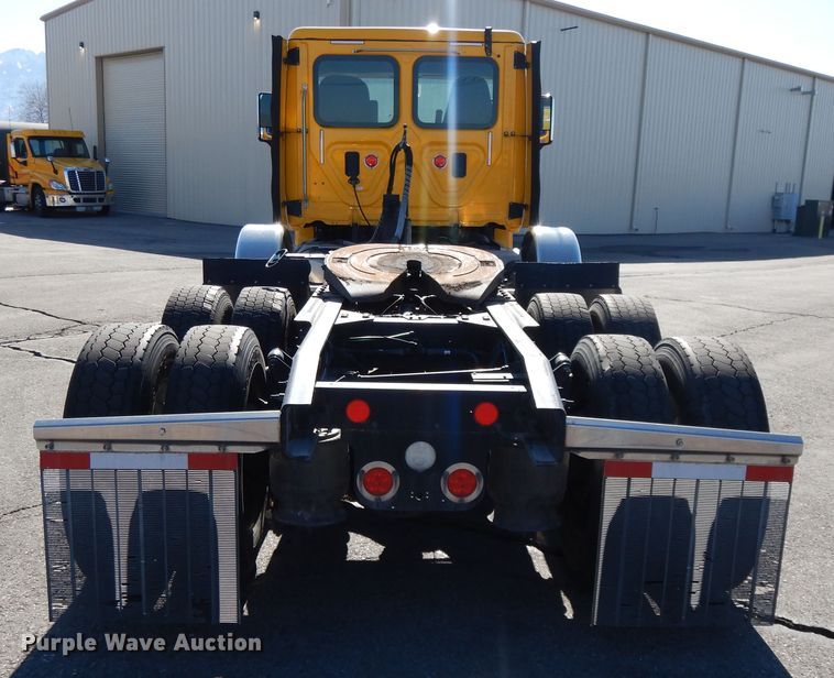 image for item GH9016 2017 Freightliner Cascadia 125 semi truck