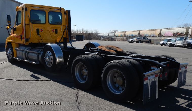 image for item GH9016 2017 Freightliner Cascadia 125 semi truck