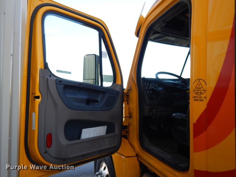 image for item GH9016 2017 Freightliner Cascadia 125 semi truck