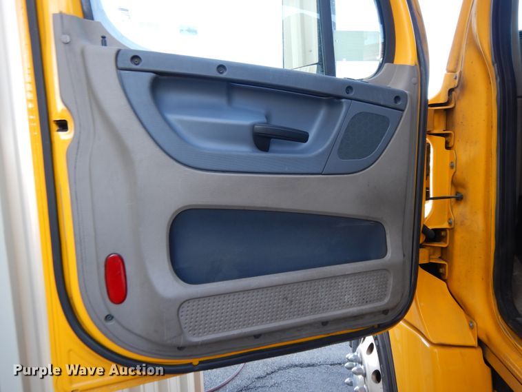 image for item GH9016 2017 Freightliner Cascadia 125 semi truck