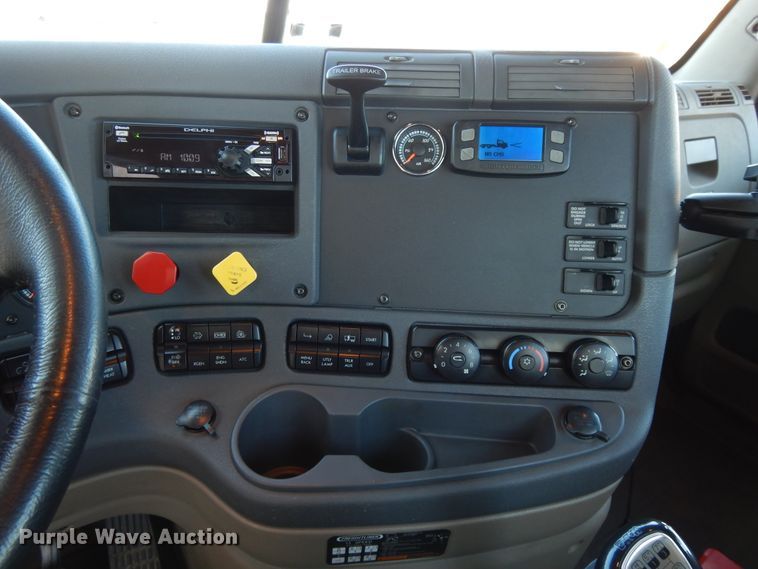 image for item GH9016 2017 Freightliner Cascadia 125 semi truck