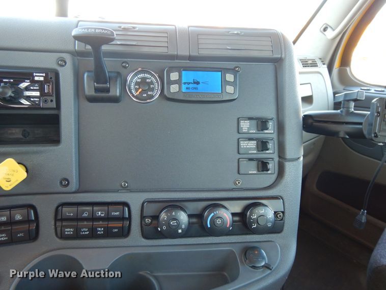 image for item GH9016 2017 Freightliner Cascadia 125 semi truck