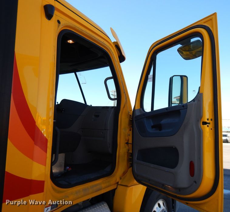 image for item GH9016 2017 Freightliner Cascadia 125 semi truck