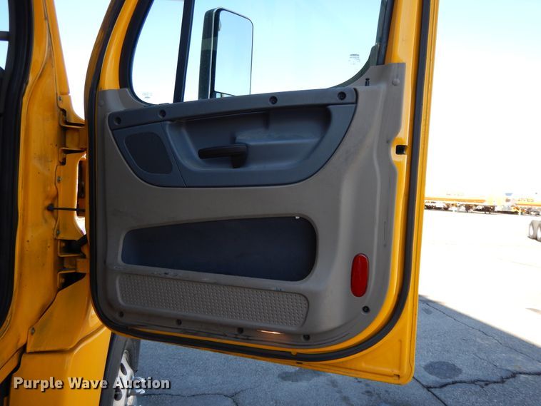 image for item GH9016 2017 Freightliner Cascadia 125 semi truck