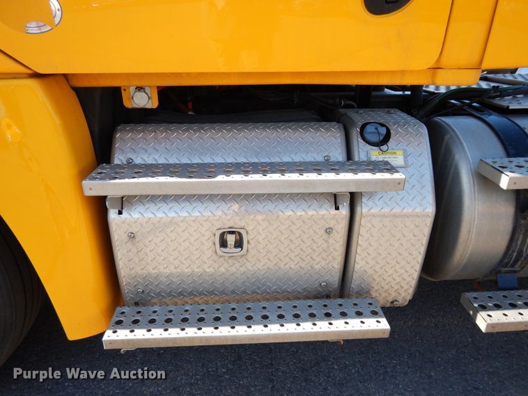 image for item GH9016 2017 Freightliner Cascadia 125 semi truck