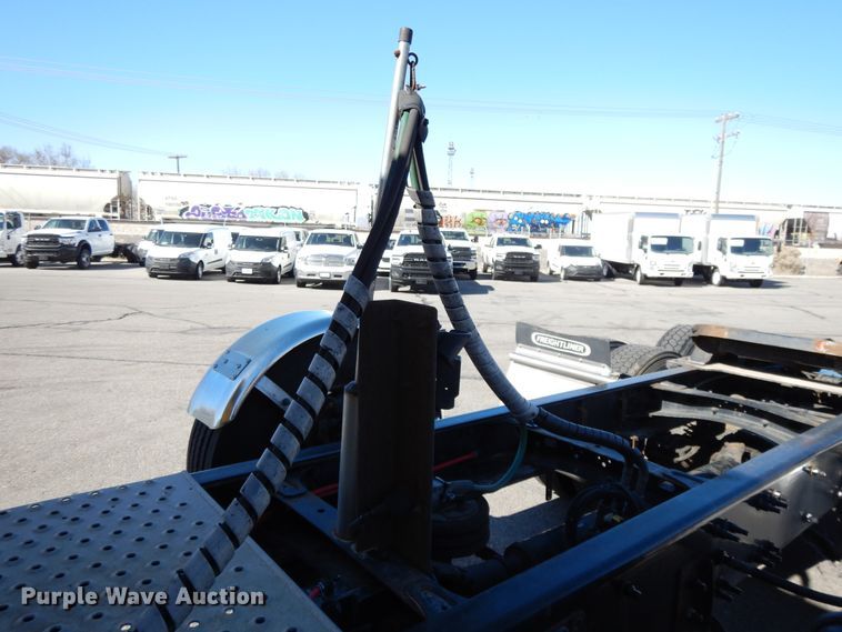 image for item GH9016 2017 Freightliner Cascadia 125 semi truck