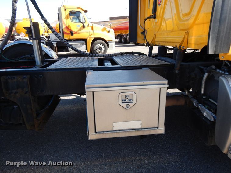 image for item GH9016 2017 Freightliner Cascadia 125 semi truck