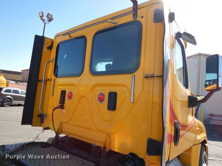 image for item GH9016 2017 Freightliner Cascadia 125 semi truck