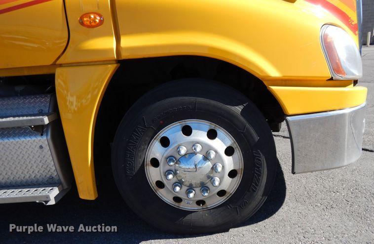 image for item GH9016 2017 Freightliner Cascadia 125 semi truck