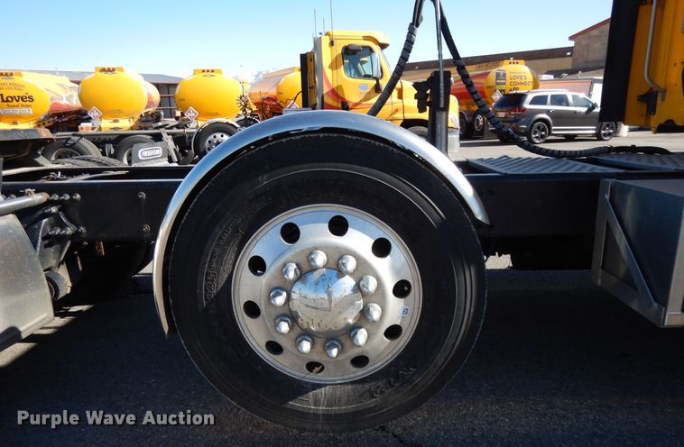 image for item GH9016 2017 Freightliner Cascadia 125 semi truck