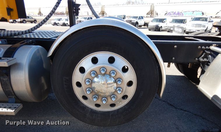 image for item GH9016 2017 Freightliner Cascadia 125 semi truck