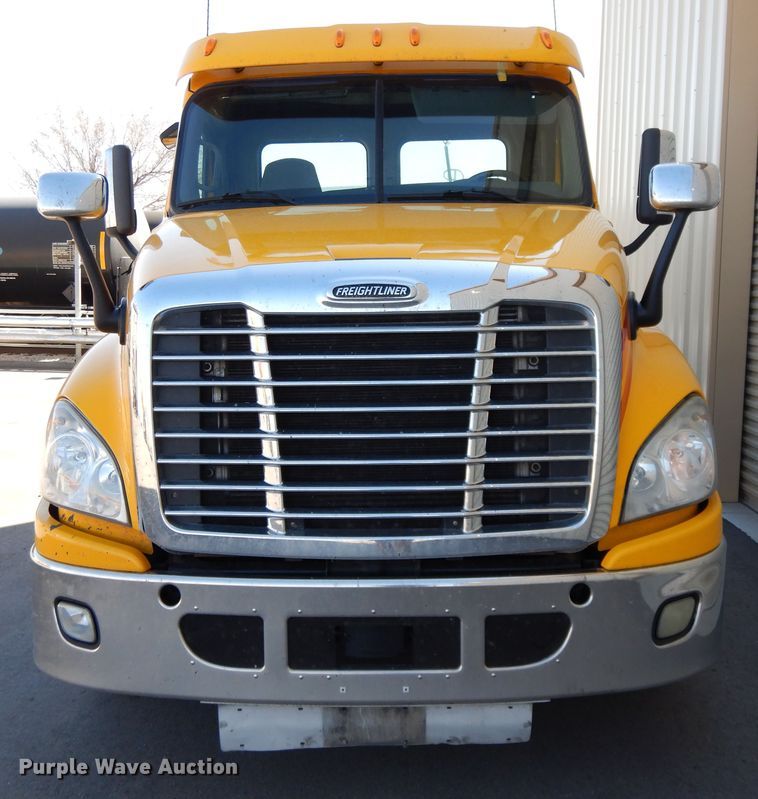 image for item GH9017 2014 Freightliner Cascadia 125 semi truck