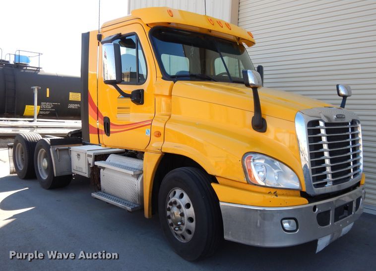 image for item GH9017 2014 Freightliner Cascadia 125 semi truck