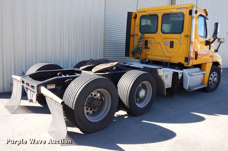 image for item GH9017 2014 Freightliner Cascadia 125 semi truck