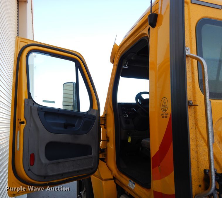 image for item GH9017 2014 Freightliner Cascadia 125 semi truck