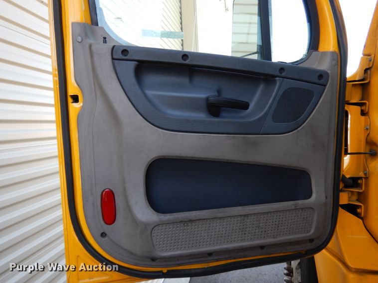 image for item GH9017 2014 Freightliner Cascadia 125 semi truck