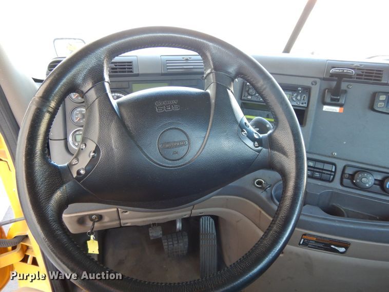 image for item GH9017 2014 Freightliner Cascadia 125 semi truck