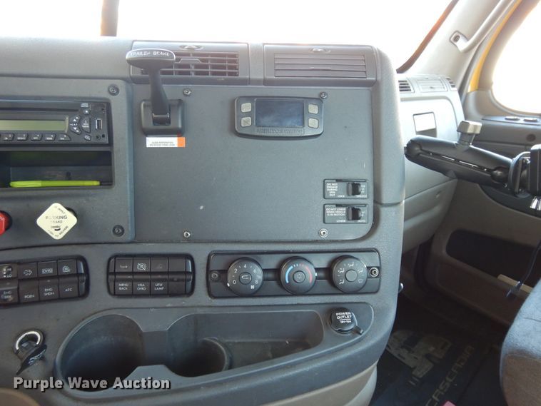 image for item GH9017 2014 Freightliner Cascadia 125 semi truck