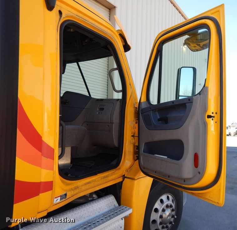 image for item GH9017 2014 Freightliner Cascadia 125 semi truck