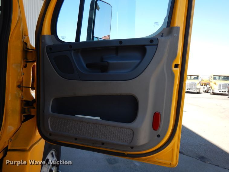 image for item GH9017 2014 Freightliner Cascadia 125 semi truck